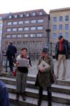 Elke Koepping und Lorenz Kienzle während einer Stadtführung durch Berlins historische Mitte auf der Jungfernbrücke am 26.10.2019
